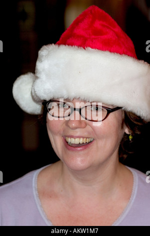 Glückliche junge Frau trägt Santa Hut Alter von 39 Jahren. St Paul Minnesota MN USA Stockfoto