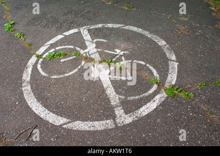 Kein Fahrrad fahren Schild gemalt auf Bürgersteig Weg. Eloise Butler Wildblumen Garten und Bird Sanctuary Minneapolis Minnesota MN USA Stockfoto