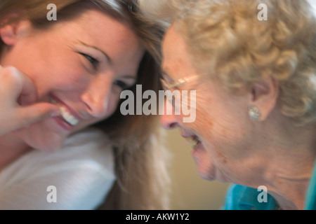 Mit einem herzlichen Lachen mit Enkelin Oma Alter 30 und 92. Shakopee Minnesota MN USA Stockfoto