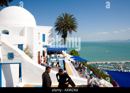 Leute sitzen im Cafe Chebaane Sidi Bou sagte Tunesien Stockfoto