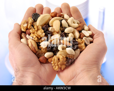 HANDVOLL OBST- UND NUSS-MIX Stockfoto