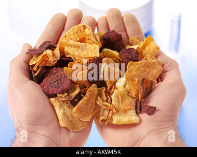 HANDVOLL GEMÜSE CHIPS ODER POMMES FRITES Stockfoto