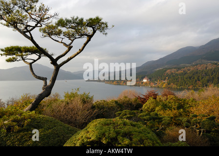 Lake Ashi von Hakone freistehendes Schlossgarten gesehen Stockfoto