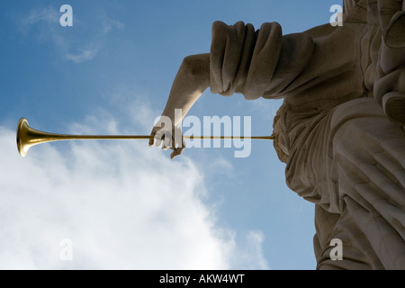 Engelsstatue läutet Goldene Trompete Stockfoto