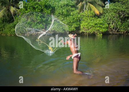 INDIEN KERALA BACKWATERS FISCHER CASTING NET Stockfoto