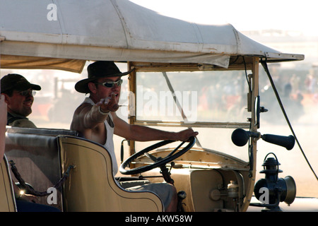 Gestikulierenden Mann fahren Oldtimer Great Dorset Steam Rally 2005 Stockfoto