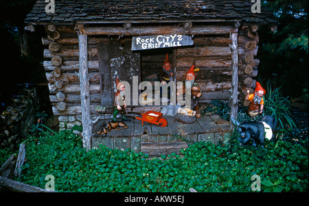 Darstellung der Zwerge an eine Mahlgutmühle in den Steingarten, Steingärten Stadt, Lookout Mountain, Tennessee, USA, ca. 1955 Stockfoto
