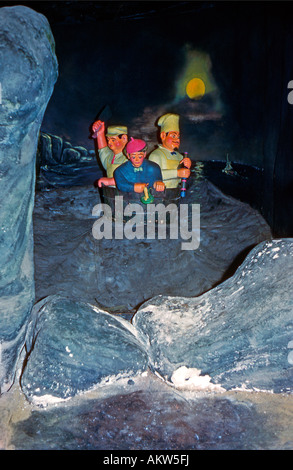 Darstellung von drei Männern in einer Wanne im Fairyland Caverns, Stadt Steingärten, Lookout Mountain, Tennessee, USA, ca. 1955 Stockfoto