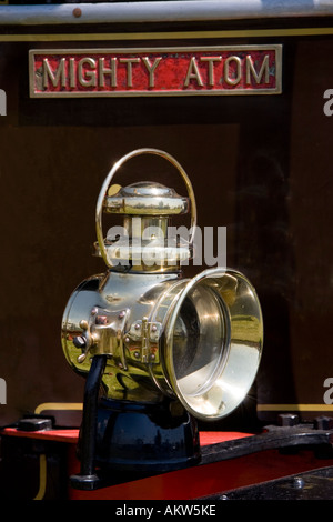 Messinglampe Straße auf einem restaurierten Dampftraktor, Suffolk UK Stockfoto