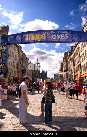 Mann interviewt auf der Royal Mile in Edinburgh Fringe Festival Edinburgh Schottland UK Stockfoto