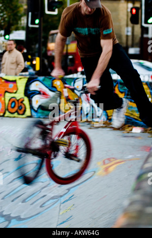 Ein Freestyle BMX-Fahrer bekommt etwas Luft an einem Innenstadt-Skate-Park in London Stockfoto