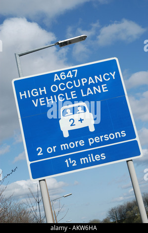 Verkehrszeichen für hohe Auslastung Fahrzeug Lane in Leeds England Stockfoto