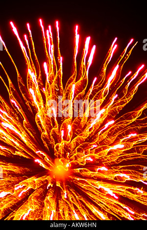 Ein explosiver Ausbruch von Farbe mit freundlicher Genehmigung von einem London-Feuerwerk Stockfoto