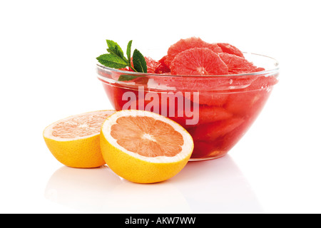 Scheiben von Grapefruit in Schüssel, Nahaufnahme Stockfoto