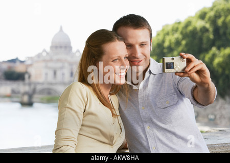 Paar Fotografieren selbst auf Brücke in Rom, Italien, Frontansicht Stockfoto