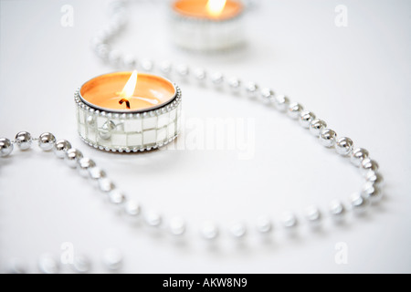 Teelichter und Silber Garland, Nahaufnahme Stockfoto