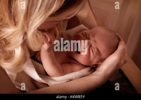 Mutter ein schreiendes Baby beruhigen Stockfoto