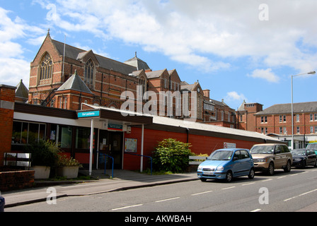 Vor dem Eingang und Unfall- und Notaufnahme des Royal Hampshire County Hospital, Winchester, Hampshire Stockfoto