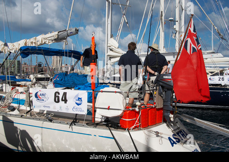 Yacht und Crew vor dem Start der 2007 ARC transatlantischen Flug von Gran Canaria in die Karibik Stockfoto