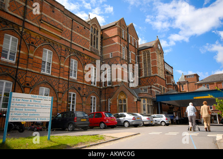 Vor dem Eingang des Royal Hampshire County Hospital, Winchester, Hampshire Stockfoto