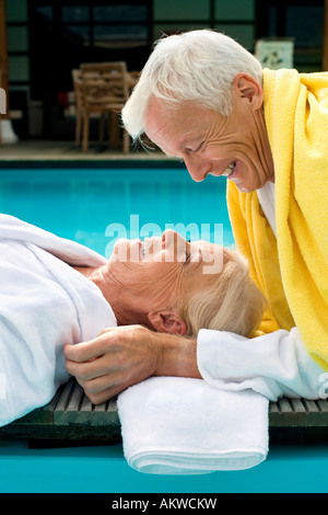 Deutschland, Senior paar relaxen am Steg Stockfoto