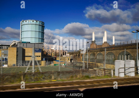 Battersea Gasometer und Battersea-Kraftwerk London aus einem Zugfenster aus gesehen Stockfoto