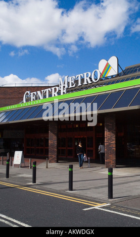 dh Metro Centre NEWCASTLE NORTHUMBRIA Shopper bei Metro Centre Gebäude Eingang Shop Mall Stockfoto