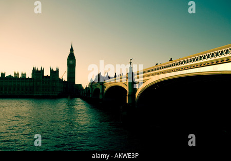 Blick von der Southbank, London zeigt die Themse, Westminster Bridge und den Houses of parliament Stockfoto