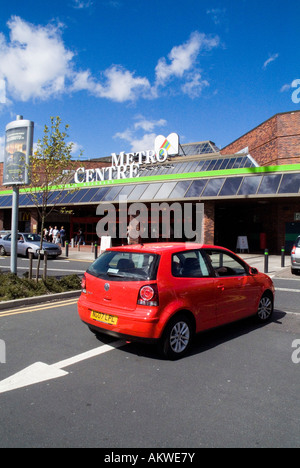 dh Metro Centre NEWCASTLE NORTHUMBRIA Auto im Metro Centre Parkplatz Eingang zum Gebäude Park Mall-shop Stockfoto