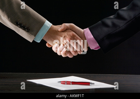 Hände schütteln, Mittelteil Geschäftskollegen Stockfoto