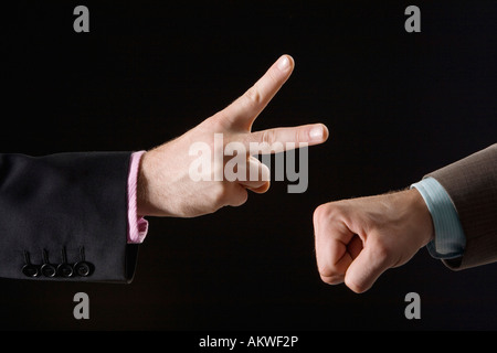 Unternehmer spielen Rock Papier Schere, close-up der Hände Stockfoto