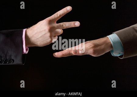 Unternehmer spielen Rock Papier Schere, close-up der Hände Stockfoto