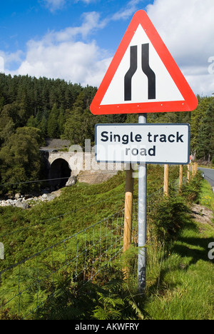 dh einspuriges Straßenschild STRASSENSCHILD ROSS CROMARTY Highlands Wegweiser Warnung Schottland Vorsicht großbritannien rote Dreiecksschilder Gefahr B9176