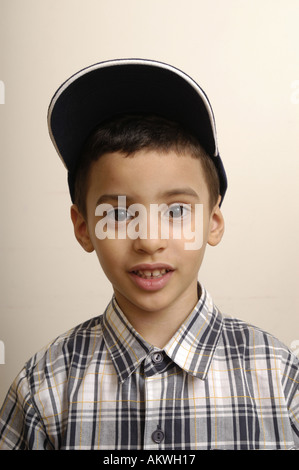 Ein Portrait eines jungen Latino Kleinkindes trägt ein kariertes Hemd und Baseball Cap. Stockfoto