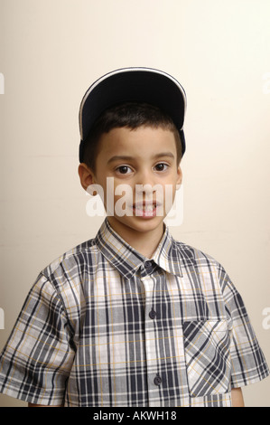 Ein Portrait eines jungen Latino Kleinkindes trägt ein kariertes Hemd und New  York Yankees Baseball-Kappe Stockfotografie - Alamy