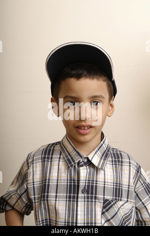 Ein Portrait eines jungen Latino Kleinkindes trägt ein kariertes Hemd und Baseball Cap. Stockfoto