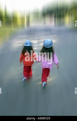 Zwillings-Schwestern hand in hand gehen Stockfoto