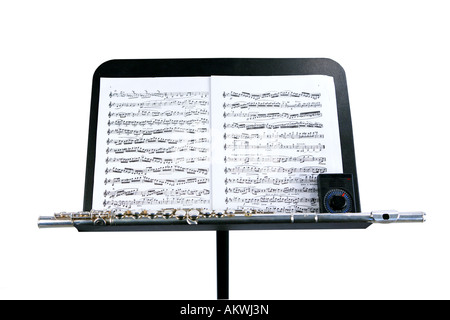 Querflöte und Metronom am Notenpult mit Noten Stockfoto