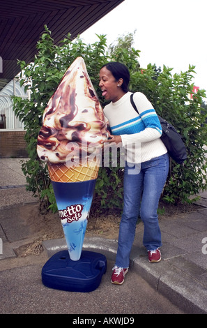 Frau Prentending, ein Riesen Eis essen Stockfoto