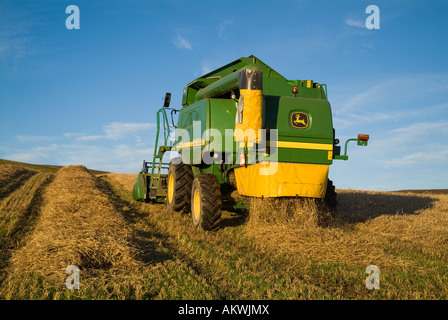 dh John Deere Mähdrescher ERNTE UK Schneiden Gerste Orphir Orkney Feld Ernte uk Landwirtschaft Maschine in Schottland Stockfoto