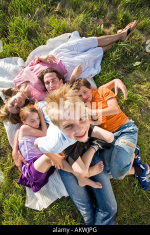 Familie in der Wiese liegend Stockfoto