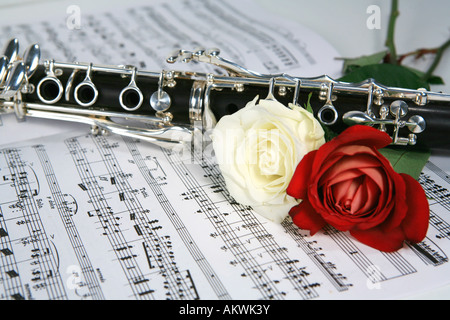 Klarinette zu den Noten mit einem roten und weißen Rosen Stockfoto