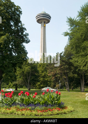 Der Skylon Tower angesehen durch Queen Victoria Park in Niagara Falls, Ontario Kanada Stockfoto