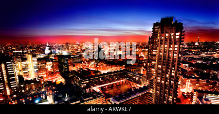 Skyline von London in der Nacht erschossen vom Barbican Blick in Richtung Stadt Westminster London eye River Thames St. Pauls England uk Stockfoto
