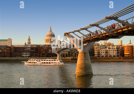 St Paul s von Millenium Brücke Stadt Skyline London England uk Millennium Themse Flussschiff Stockfoto