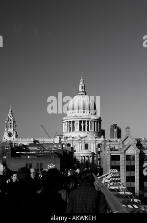 Millenium Brücke nach St Pauls Cathedral London England UK Stockfoto