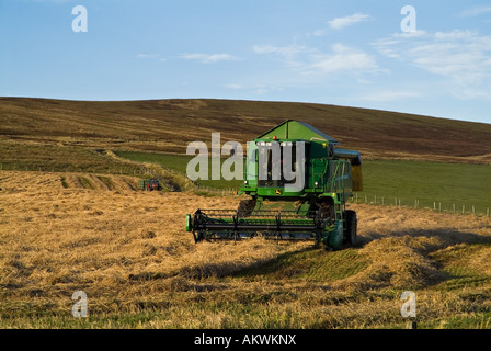 dh Mähdrescher ERNTE UK John Deere Mähdrescher Schneiden Gerste Orphir Orkney Erntefelder schottland Maschinen Bauernhof Maschine Stockfoto