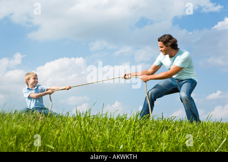 Vater und Sohn Seil ziehen Stockfoto