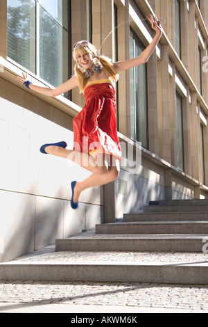 Frau Freude springen, rotes Kleid Stockfoto