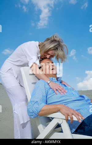 Älteres Paar am Strand Stockfoto